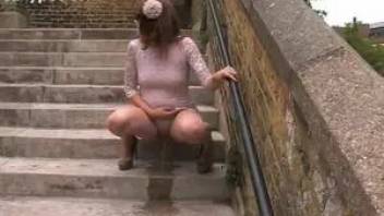 Girl pee on the street and showed boobs
