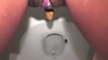 Pooping girl self recording